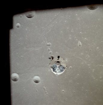 Apolo 11, foto de la NASA no. AS11-37-5445:
                        La NASA afirma que eso ser�a la c�psula de mando
                        "Columbia" despu�s de la separaci�n
                        sobre los cr�teres Taruntius K, Taruntius P, y
                        sobre el dorso Cayeux ("Dorsum Cayeux9 en
                        la parte norte del "Mar de la
                        Fertilidad").