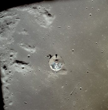 Apolo 11, foto de la NASA no. AS11-37-5446:
                        La NASA afirma que eso ser�a otra secuencia de
                        la c�psula de mando sobre la luna.