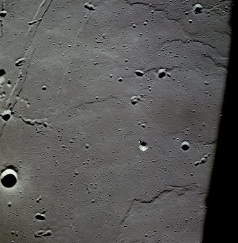 Apolo 11, foto de la NASA no. AS11-37-5447:
                        La NASA afirma que eso ser�a la c�psula de mando
                        sobre el "Mar de Tranquilidad". Adem�s
                        la NASA afirma que le lugar de alunizaje de
                        Apolo se´ria en el centro de la foto, arriba a
                        la izquierda ser�a el cr�ter Moltke y la raja
                        Hypatia, a la derecha ser�a un cr�ter
                        "Collins", un cr�ter
                        "Aldrin" ("bigornia")
                        deber�a ser arriba a la derecha, y los cr�teres
                        "Sabine E", "D", y
                        "B" son llamado m�s tarde con los
                        apellidos de los "astronautas"
                        Armstrong, Aldring, y Collins.
