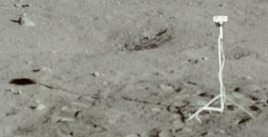 Apollo 11, Foto Nr.
                      AS11-37-5467, da steht auch eine Kamera, die einen
                      rundlichen Schatten hat, der mit der eckigen
                      Kamera nicht zusammengeht. Da ist auch ein
                      Kamerakabel, das mit der
                      "Mondlandef�hre" verbunden sein soll...