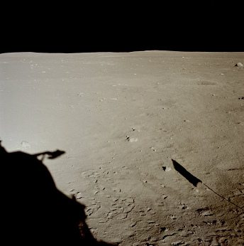 Apolo 11, foto de la NASA no. AS11-37-5465:
                        La foto muestra la sombra del "m�dulo
                        lunar", pisadas, y la sombra de la bandera
                        "americana". Eso fue la actividad
                        afuera ("Extra Vehicular Activity",
                        EVA) de los "astronautas", as� dice la
                        NASA.