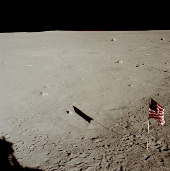 Apolo 11, foto de la NASA no. AS11-37-5466:
                        La foto muestra la sombra del "m�dulo
                        lunar", pisadas y ahora la bandera
                        "americana" en color.