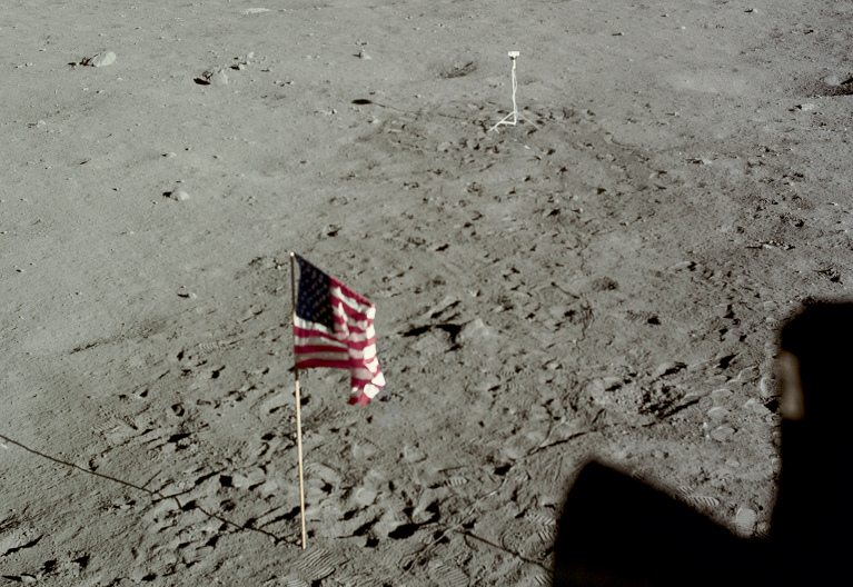 Apolo 11, foto de la NASA no. AS11-37-5467:
                        primer plano de la bandera y de la c�mara que
                        fueron instalado de Apolo 11 "en la
                        luna"