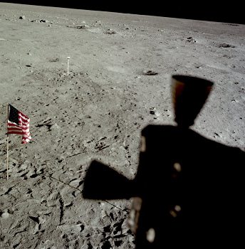 Apolo 11, foto de la NASA no. AS11-37-5468:
                        La NASA afirma que esa foto fue tomado por la
                        ventana de Edwin Aldrin en el "m�dulo
                        lunar" mostrando el "paisaje
                        lunar" un poco m�s a la derecha. A la
                        derecha de la bandera hay el cable de la c�mara,
                        y en un �ngulo recto hay la sombra del colector
                        de viento solar que es dicho ser instalado a
                        lado del "m�dulo lunar" y falta
                        todav�a una l�mina.