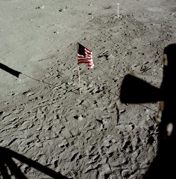 Apolo 11, foto de la NASA no. AS11-37-5472:
                        Primer plano del "suelo lunar" con la
                        bandera, el cable de la c�mara, y con la sombra
                        del colector de viento solar.