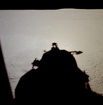 Apolo 11, foto de la NASA no. AS11-37-5474:
                        La sombra del "m�dulo lunar"
                        ("Lunar Module", LM) con el
                        "horizonte lunar" con muchas piedras
                        sin sombras, o con muchos superficies blancos
                        incompletos que deber�an ser piedras