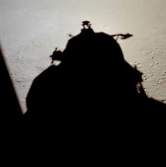 Apolo 11, foto de la NASA no. AS11-37-5476:
                        Otra foto de la sombra presunta del "m�dulo
                        lunar" "en la luna"