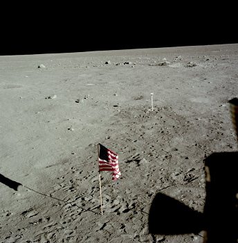 Apolo 11, foto de la NASA no. AS11-37-5480:
                        La NASA afirma que esa foto ser�a tomado por la
                        ventana del "astronauta" Edwin
                        ("Buzz") Aldrin, con una bandera
                        "americana" y con una c�mara "en
                        la luna". Es la primera vez que la NASA
                        menciona tambi�n el cable de la c�mara.