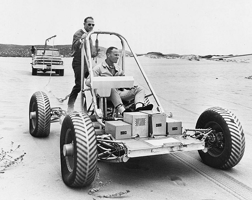 Gerald Carr (izquierda) y Joe Engle
                        (sentado) comprobando un modelo 1:1 de un carro
                        lunar, 22/12/1969