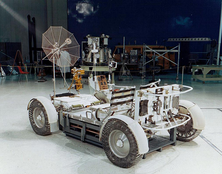 El carro lunar (Lunar Research Vehicle
                            LRV) antes del transporte de Boeing al
                            Kennedy Space Center, foto no.
                            Boeing-LRV-2A297777