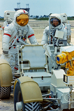 Foto de na NASA no. 71-HC-731: La
                            construcci�n del carro lunar de
                            entrenamiento 1g-LRV, con los
                            "astronautas" Scott (izquierda) y
                            Irwin (derecha), 11/05/1971