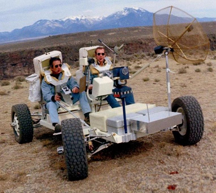 Entrenamiento para Apolo 15, foto de la
                          NASA S71-23772, una excursi�n EVA en un
                          territorio similar a la luna en Taos al margen
                          del R�o Grande (Nueva M�xico), 11-12/03/1971,
                          fecha del cat�logo 03/11/1971