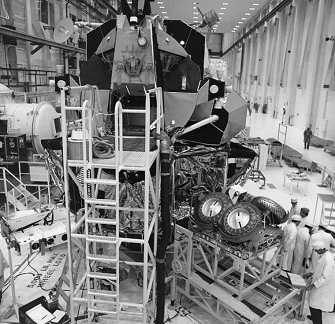 Entrenamiento para Apolo 15, foto de la
                        NASA no. KSC-71P-282: El "carro lunar"
                        LRV est� doblado cerca del "m�dulo
                        lunar" (LM), 23/04/1971