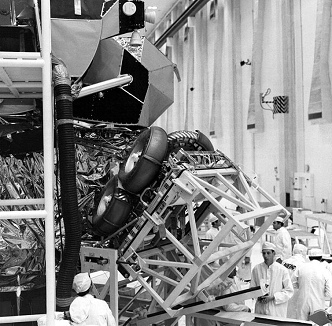 Entrenamiento para Apolo 15, foto de la
                        NASA no. KSC-71P-281: El "carro lunar"
                        LRV doblado es embalado, 23/04/1971.