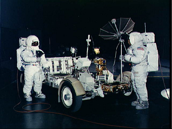 Entrenamiento para Apolo 15, foto de la
                        NASA no. S71-16722: Scott y Irwin con un
                        LRV-1-Trainer en el Centro de Astron�utica
                        Tripulada (Manned Spacecraft Center, MSC) en
                        Houston, fecha del cat�logo 29/01/1971