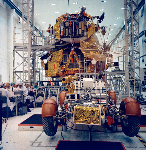 Training zu Apollo 15 Foto-Nr. S71-30542:
                        Das "Mondauto" (Lunar Roving Vehicle
                        LRV) auf dem Pr�fstand mit der
                        "Mondlandef�hre" (Lunar Module LM) im
                        Kennedy Space Center KSC, 21.4.1971,
                        Katalogdatum 21.4.1971.
