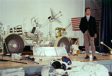 Entrenamiento para Apolo 15, foto de la
                        NASA no. 71-HC-678: Irwin explica en una
                        conferencia de prensa el LRV y otras "cosas
                        lunares" como la c�mara Hasselblad o cascos
                        en el piso, etc., 6/5/1971
