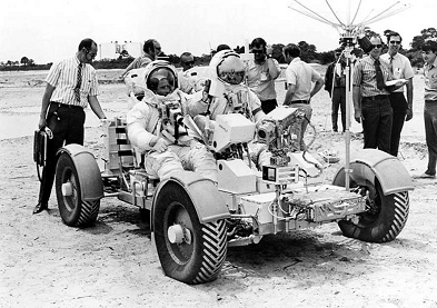 Entrenamiento para Apolo 15, foto de la
                        NASA no. 71-H-845: Irwin (izquierda) y Scott
                        (derecha) manejando el "carro lunar de
                        entrenamiento 1g" en la direcci�n a un
                        territorio de piedras para un protocolo de EVA,
                        14/05/1971.