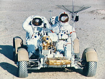 Entrenamiento para Apolo 15, foto de la
                          NASA no. S71-39867: Scott y Irwin sentado en
                          el "carro lunar" durante un
                          entrenamiento de simulaci�n en un
                          "superficie lunar" en el Centro
                          Espacial de Kennedy (Kennedy Space Center,
                          KSC), fecha de cat�logo 30/06/1971