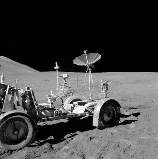 Alunizaje falso de Apolo 15, foto de la
                          NASA no. AS15-82-11062: El "carro
                          lunar" LRV es dicho llegado en ese lugar,
                          pero faltan las huellas de ruedas entre las
                          ruedas delanteras y las ruedas de atr�s.