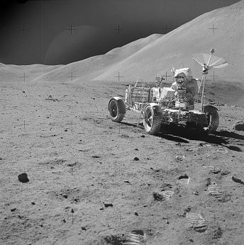 Alunizaje falso de Apolo 15, foto de la
                          NASA no. AS15-82-11120: El
                          "astronauta" Scott est� con el
                          "carro lunar" LRV
                          ("Rover") en el �rea.