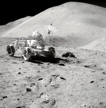 Alunizaje falso de Apolo 15, foto de la
                          NASA no. AS15-82-11121: El rover en el �rea