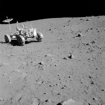 Alunizaje falso de Apolo 15, foto de la
                          NASA no. AS15-82-11169: Irwin est� con el
                          "carro lunar" LRV
                          ("Rover"). La rueda derecha de atr�s
                          est� mostrado de manera imposible, foto 02.