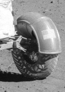 Alunizaje falso de Apolo 15, foto de la
                            NASA no. AS15-82-11169: Irwin est� con el
                            "carro lunar" LRV
                            ("Rover"). La rueda derecha de
                            atr�s est� mostrado de manera imposible,
                            foto 02.