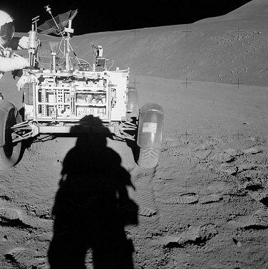 Alunizaje falso de Apolo 15, foto de la
                            NASA no. AS15-85-11422: Scott con el
                            "carro lunar" Rover LRV en la
                            estaci�n 2