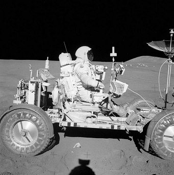 Alunizaje falso de Apolo 15, foto de la
                          NASA no. AS15-85-11470: El
                          "astronauta" Scott est� manejando el
                          "carro lunar" LRV sin huellas de
                          ruedas. Las llantas son transparentes y en
                          metal y con las sombras transparentes de las
                          ruedas.