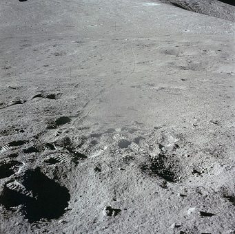 Alunizaje falso de Apolo 15, foto de la
                        NASA no. AS15-86-11583 mostrando huellas de
                        ruedas llegando de la "estaci�n 2",
                        foto 01