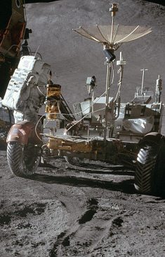 Alunizaje falso de Apolo 15, foto de la
                            NASA no. AS15-86-11598: "m�dulo
                            lunar" y Irwin con el "carro
                            lunar" LRV, faltan huellas de ruedas
                            con la llanta derecha, primer plano