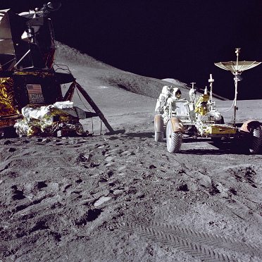 Alunizaje falso de Apolo 15, foto de la
                        NASA no. AS15-86-11602 mostrando el "carro
                        lunar" al lado derecho, el "m�dulo
                        lunar" al lado izquierdo, y el
                        "astronauta" Irwin est� cargando el
                        "carro lunar" Rover