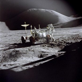 Alunizaje falso de Apolo 15, foto de la
                        NASA no. AS15-86-11603 mostrando el
                        "astronauta" Irwin con el "carro
                        lunar" Rover en la llanura, y una monta�a
                        al fondo, y vapor