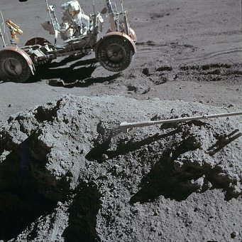 Alunizaje falso de Apolo 15, foto de la
                        NASA no. AS15-86-11658: El "carro
                        lunar" est� en un pendiente con su parte
                        trasera en el aire. El astronauta Irwin de pie
                        (ahora visible) para el "carro
                        lunar".