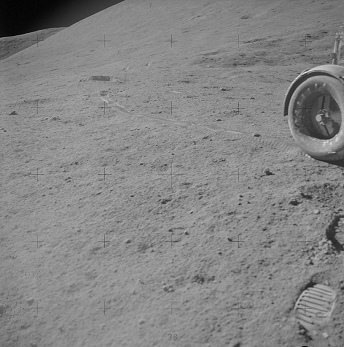 Alunizaje falso de Apolo 15, foto de la
                        NASA no. AS15-90-12215: Huella de rueda
                        imposible con rueda de atr�s