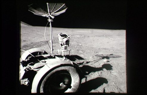 Alunizaje falso de Apolo 15, foto de la
                        NASA no. AS15-92-12437: La c�mara de tele del
                        "carro lunar" en la llanura.