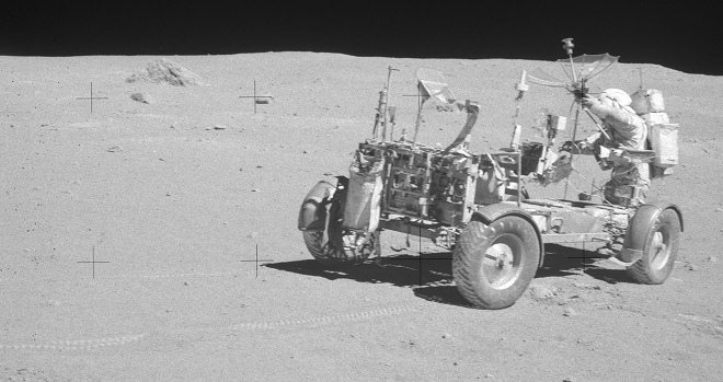 Apolo 16 falso, foto de la NASA no.
                            AS16-106-17390: El "carro lunar"
                            con solo dos huellas de ruedas, la huella
                            derecha no lleva a la rueda, y entre las
                            ruedas delanteras y las ruedas de atr�s no
                            hay ninguna huella de ruedas. Primer plano.