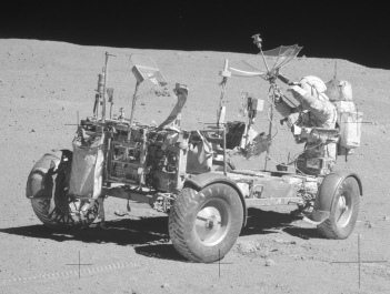 Apolo 16 falso, foto de la NASA no.
                              AS16-106-17391: El "astronauta"
                              John Young con el "carro lunar"
                              con solo dos huellas de ruedas, y entre
                              las ruedas delanteras y las ruedas de
                              atr�s no hay ninguna huella de rueda,
                              primer plano.