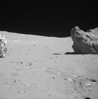 Apolo 16 falso, foto de la NASA no.
                            AS16-106-17392: La rueda de atr�s del lado
                            izquierdo del "carro lunar" est�
                            sin huella de rueda. Hay un roque al lado
                            derecho.