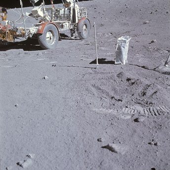 Apolo 16 falso, foto de la NASA no.
                            AS16-107-17537: El "astronauta"
                            Duke detr�s del "carro lunar" sin
                            huellas de ruedas entre las ruedas
                            delanteras y las ruedas de atr�s