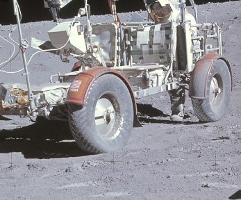 Apolo 16 falso, foto de la NASA no.
                                AS16-107-17537: El
                                "astronauta" Duke detr�s del
                                "carro lunar" sin huellas de
                                ruedas entre la llanta delantera y la
                                llanta de atr�s, primer plano