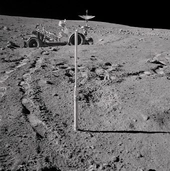 Apolo 16 falso, foto de la NASA no.
                            AS16-110-17951 muestra la "estaci�n
                            4", el "carro lunar" en un
                            camino en el pendiente, con un caos de
                            sombras y con pisadas imposibles que tienen
                            siempre m�s distancia