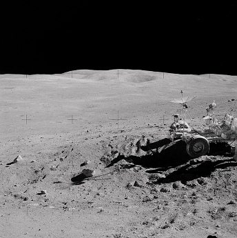 Apolo 16 falso, foto de la NASA no.
                            AS16-110-17959: El "carro lunar"
                            est� en el primer plano en un pedregal en un
                            pendiente del "cr�ter North Ray"
                            al fondo, y los lados de las sombras son
                            demasiado claro, se ve detalles, y eso es
                            imposible en la sombra.