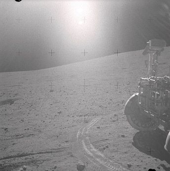 Apolo 16 falso, foto de la NASA no.
                        AS16-110-18006: El "carro lunar" est�
                        sin huellas de ruedas y fue puesto all� por los
                        "astronautas" Young y Duke - y hay un
                        objeto indefinido negro en el margen de arriba