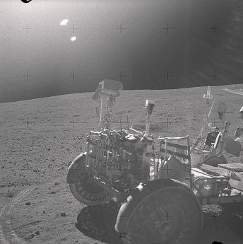 Apolo 16 falso, foto de la NASA no.
                        AS16-110-18007: El "carro lunar" est�
                        sin huellas de ruedas - la NASA afirma que el
                        carro fue puesto all� por los
                        "astronautas" Young y Duke - hay dos
                        soles en el cielo lunar - y hay vapor y un
                        objeto oscuro indefinido arriba