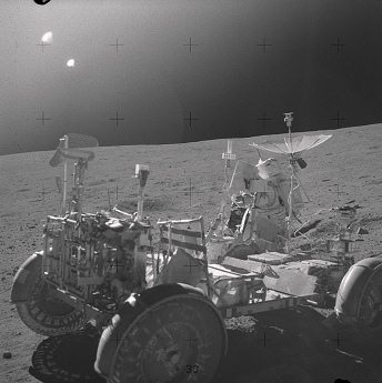 Apolo 16 falso, foto de la NASA no.
                        AS16-110-18008: El "carro lunar" est�
                        sin huellas de ruedas - la NASA afirma que el
                        carro fue puesto all� por los
                        "astronautas" Young y Duke - hay dos
                        soles en el cielo lunar - y hay vapor y un
                        objeto oscuro indefinido arriba
