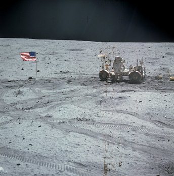Apolo 16 falso,
                        foto de la NASA no. AS16-116-18576: El
                        "astronauta" Young con el
                        "veh�culo lunar" Rover (LRV): Al lado
                        izquierdo hay una bandera con una sombra falsa -
                        el "astronauta" est� en la contraluz y
                        es demasiado claro - y hay huellas de ruedas de
                        solo una rueda. Adem�s la foto es demasiado
                        oscuro. Y hay restos de adhesivos en la foto
                        como parece...