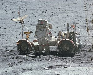 Apolo 16 falso, foto de la NASA
                                    no. AS16-116-18577: El
                                    "astronauta" Young con el
                                    "veh�culo lunar" Rover
                                    (LRV): Las sombras de las antenas
                                    del "carro lunar" faltan.