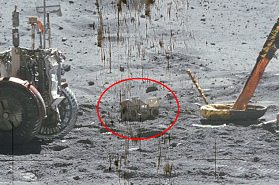 Apolo 16 falso, foto de la NASA
                                    no. AS16-116-18577: Hay un aparato
                                    en el suelo como una radio entre el
                                    "carro lunar" y el
                                    "m�dulo lunar".